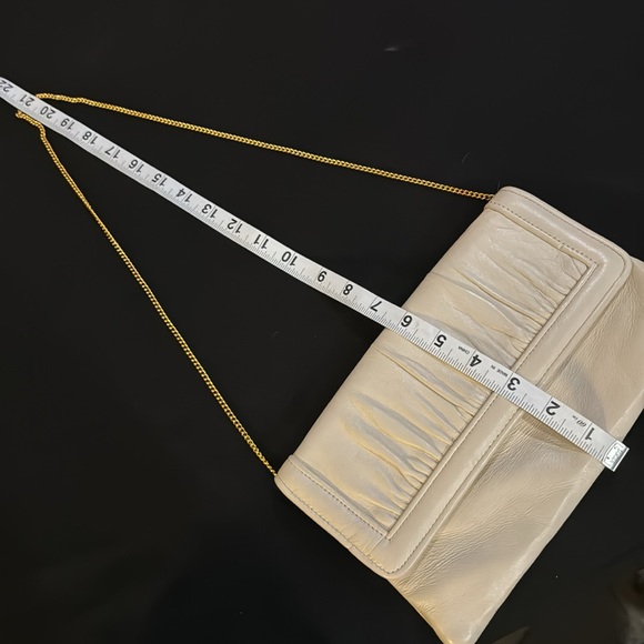 Vintage off white leather flap clutch with gold chain link strap - Picture 9 of 9